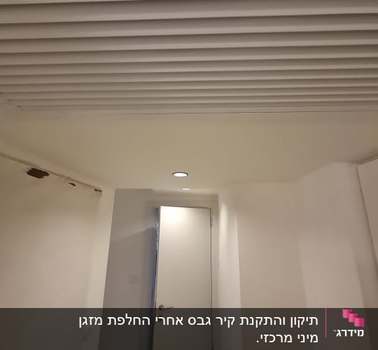 תקרה עם לוחות גבס ודלת לבנה בחדר